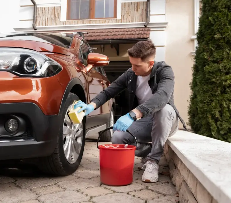 Lavage auto à domicile Avranches : professionnel intervenant sur un véhicule